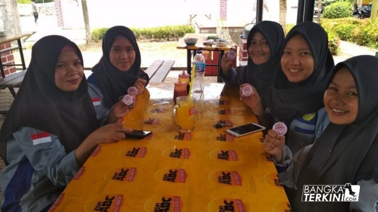 Dalam rangka memperingati Hari Perdamaian Dunia, Badan Eksekutif Mahasiswa (BEM) Fakultas Hukum Universitas Bangka Belitung (UBB) membagikan sebuah Pin kepada seluruh civitas akademika kampus, Jum'at (21/09/2018).