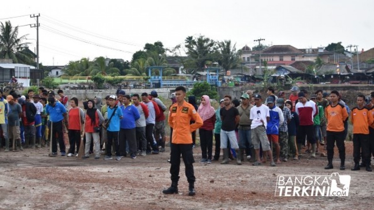 Badan Penanggulangan Bencana Daerah (BPBD) Kota Pangkalpinang bersama Masyarakat, melaksanakan Gotong Royong, bertempat di Taman Mandara dan Kolong Retensi Kacang Pedang, Jumat (09/11/2018).