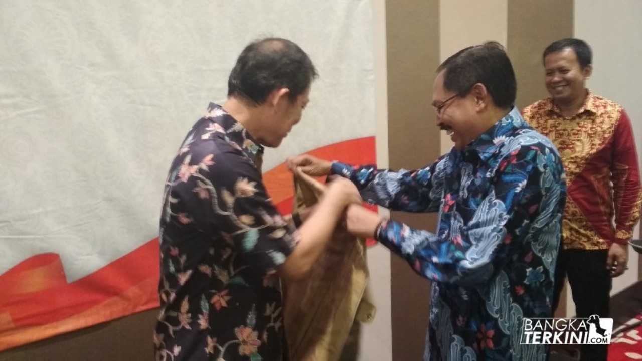 Penyematan atau pemberian rompi sebagai fasilitator Desa Tangguh Bencana kepada Sekretaris Daerah (Sekda) Bangka Belitung, Ian Megawandi, oleh Deputi Bidang Pencegahan dan Kesiapsiagaan, Bernandus Wisnu Widjaja.