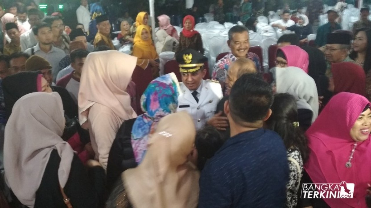 Molen - Sopian saat di serbu masyarakat, untuk mengucapkan selamat atas pelantikan menjadi Walikota dan Wakil Walikota Pangkalpinang.