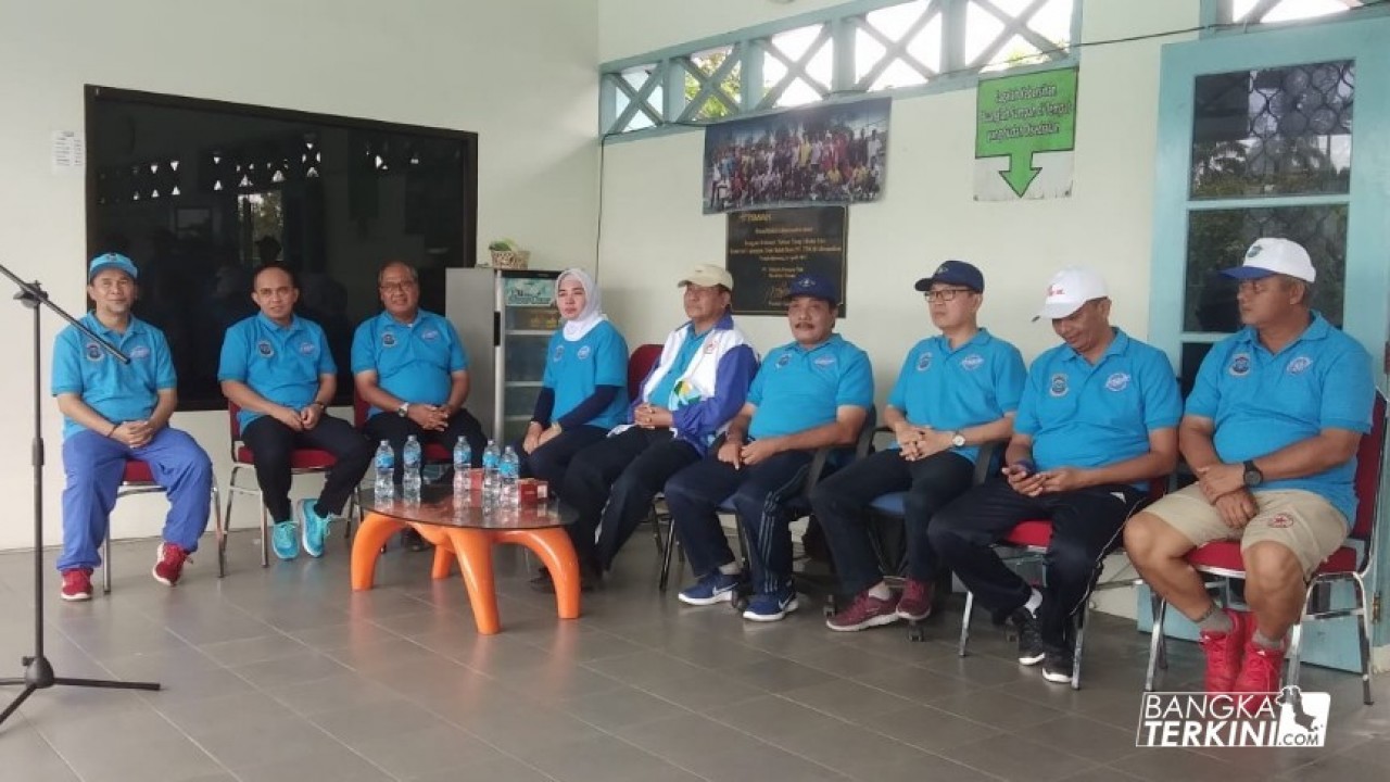 Walikota Pangkalpinang, Maulan Aklil membuka secara resmi Pertandingan Persahabatan Tenis Lapangan, dalam rangka festival Kota Beribu Senyuman Kota Pangkalpinang, di Lapangan Tenis Bukit Baru, komplek Timah, Jum'at (21/12/2018). 