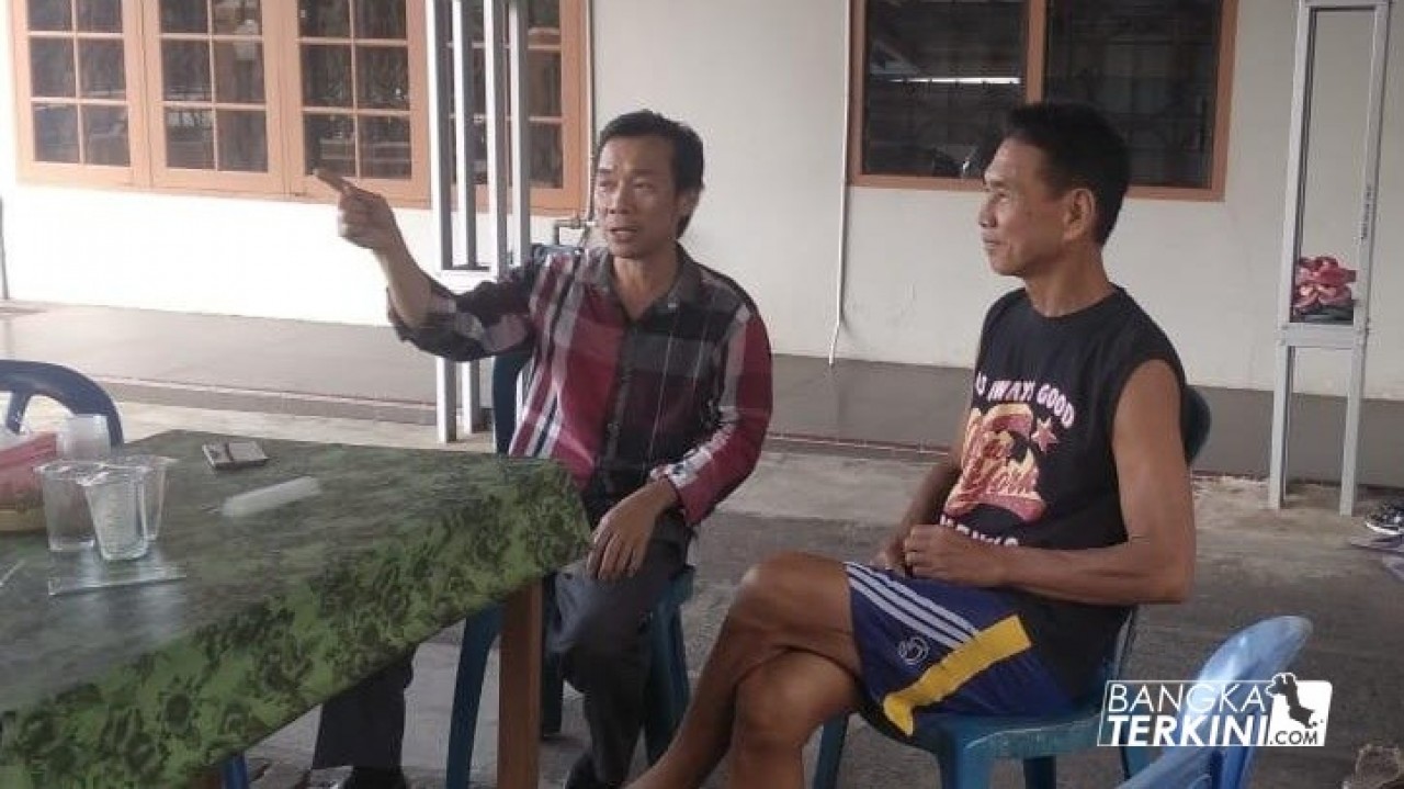 Hendriyansen, saat ngobrol santai dengan warga Jalan Satam atau belakang RSUD Pangkalpinang.
