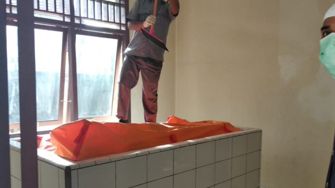 Mayat Perempuan di bawa ke Kamar Jenazah RSUD Bangka Tengah
