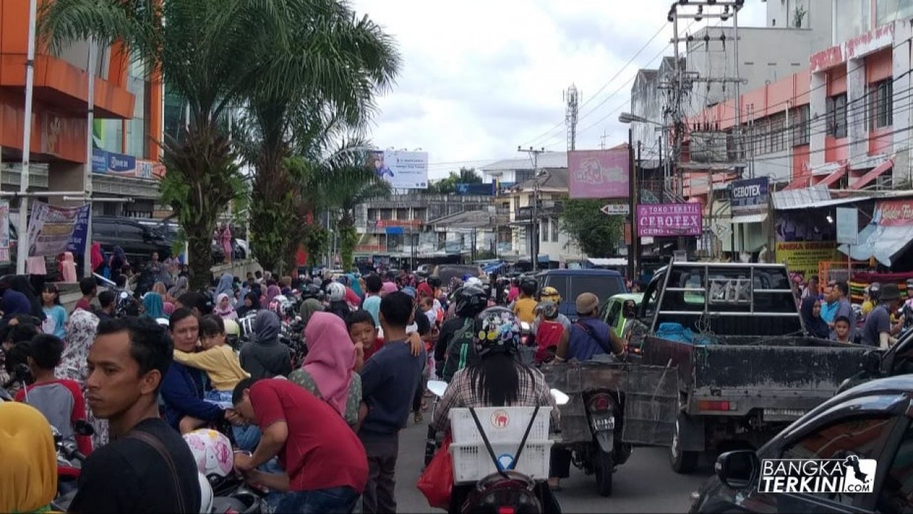 Suasana kepanikan pengunjung di luar Gedung BTC