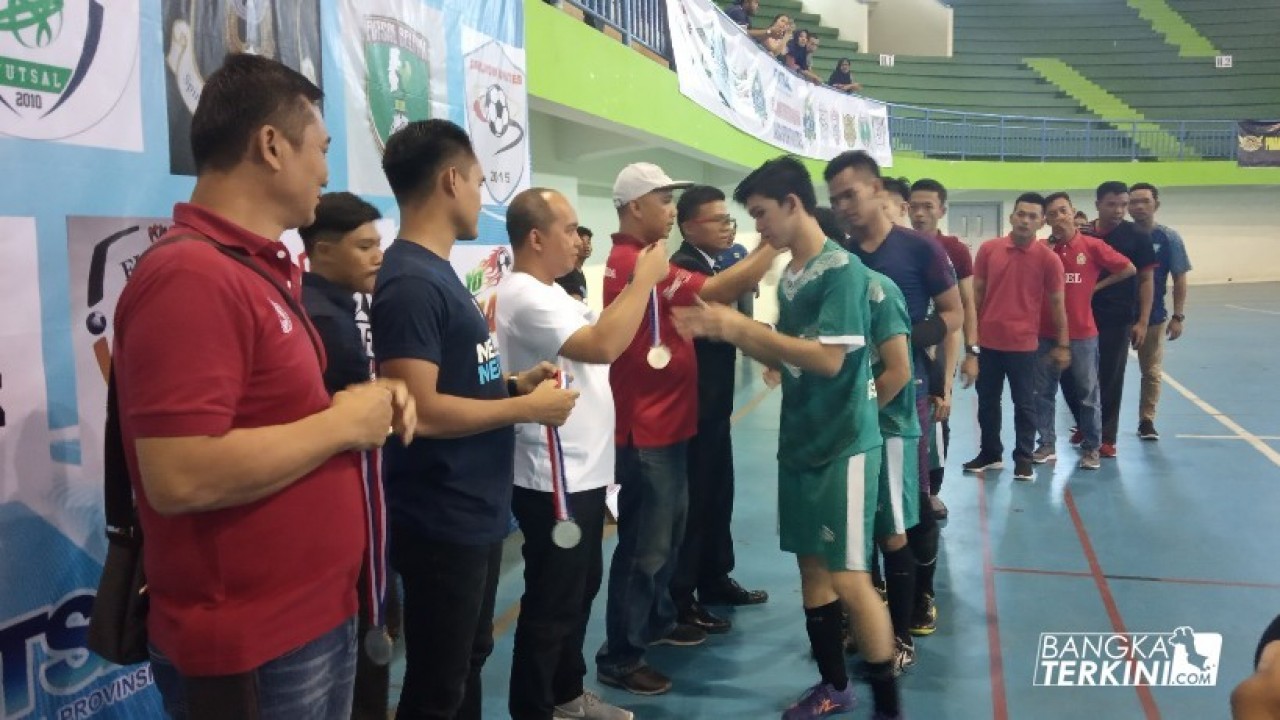 Walikota Pangkalpinang saat memberikan mrdali pada Runner Up Linus Babel 2019 yakni Basel Selection.
