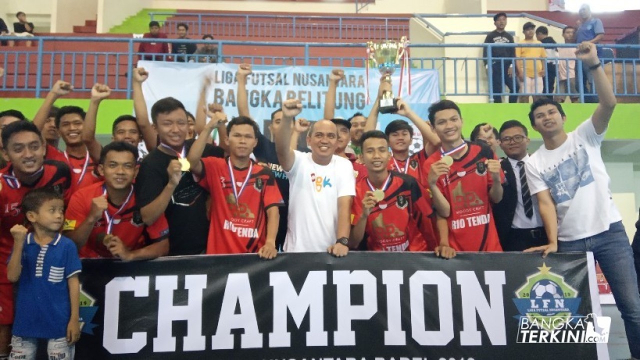 Walikota Pangkalpinang, Maulan Aklil foto bersama dengan sang juara Linus Babel 2019 yakni Bomber Swat Fc.