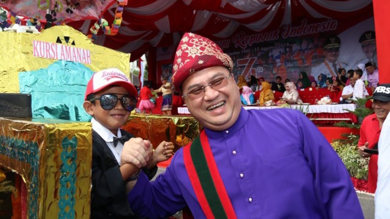 Gubernur Babel saat memberi salam kepada peserta karnaval