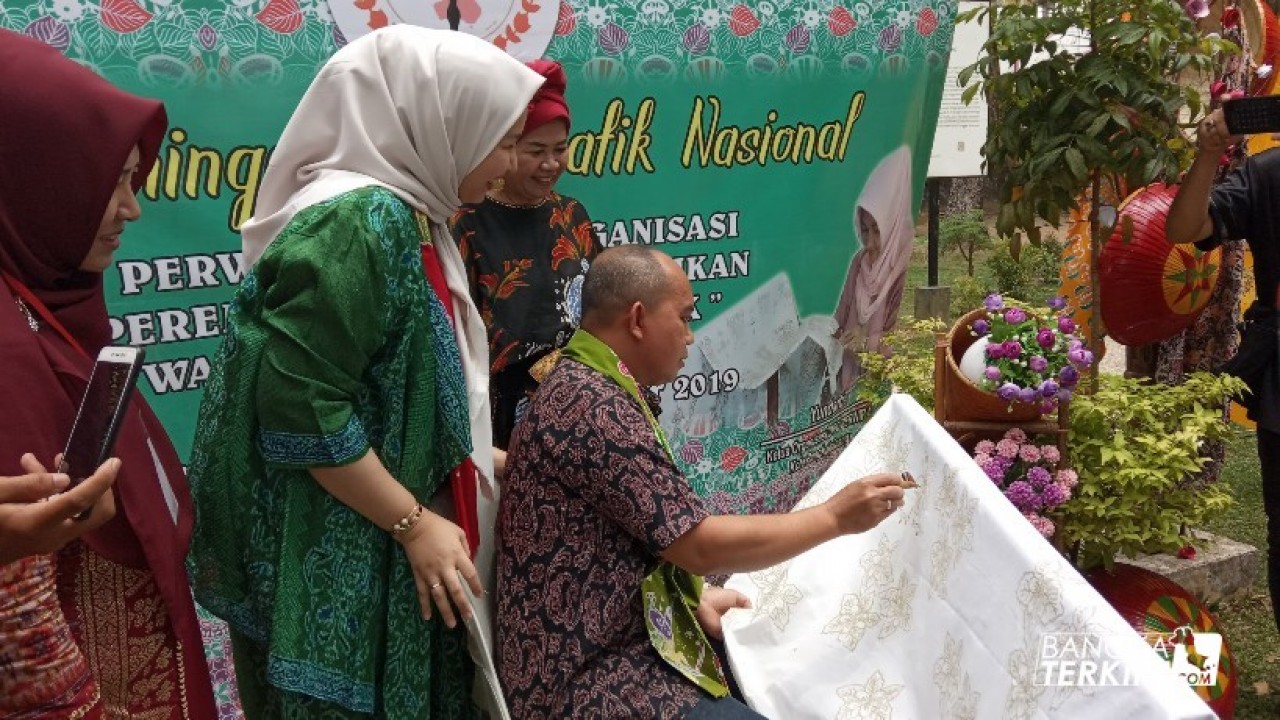 Walikota Pangkalpinang, Maulan Aklil bersama istri sedang mencanting batik