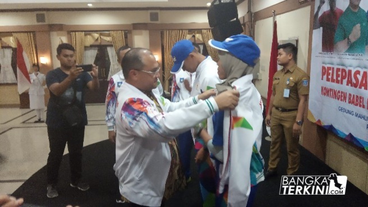 Gubernur Babel, Erzaldi Rosman saat pelepasan dan pengukuhan atlet secara simbolis