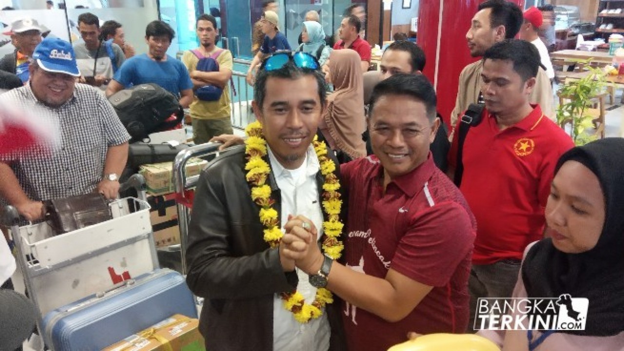 Pengalungan Bunga oleh Kadispora Babel untuk Ketua KONI Babel, Elfandi.