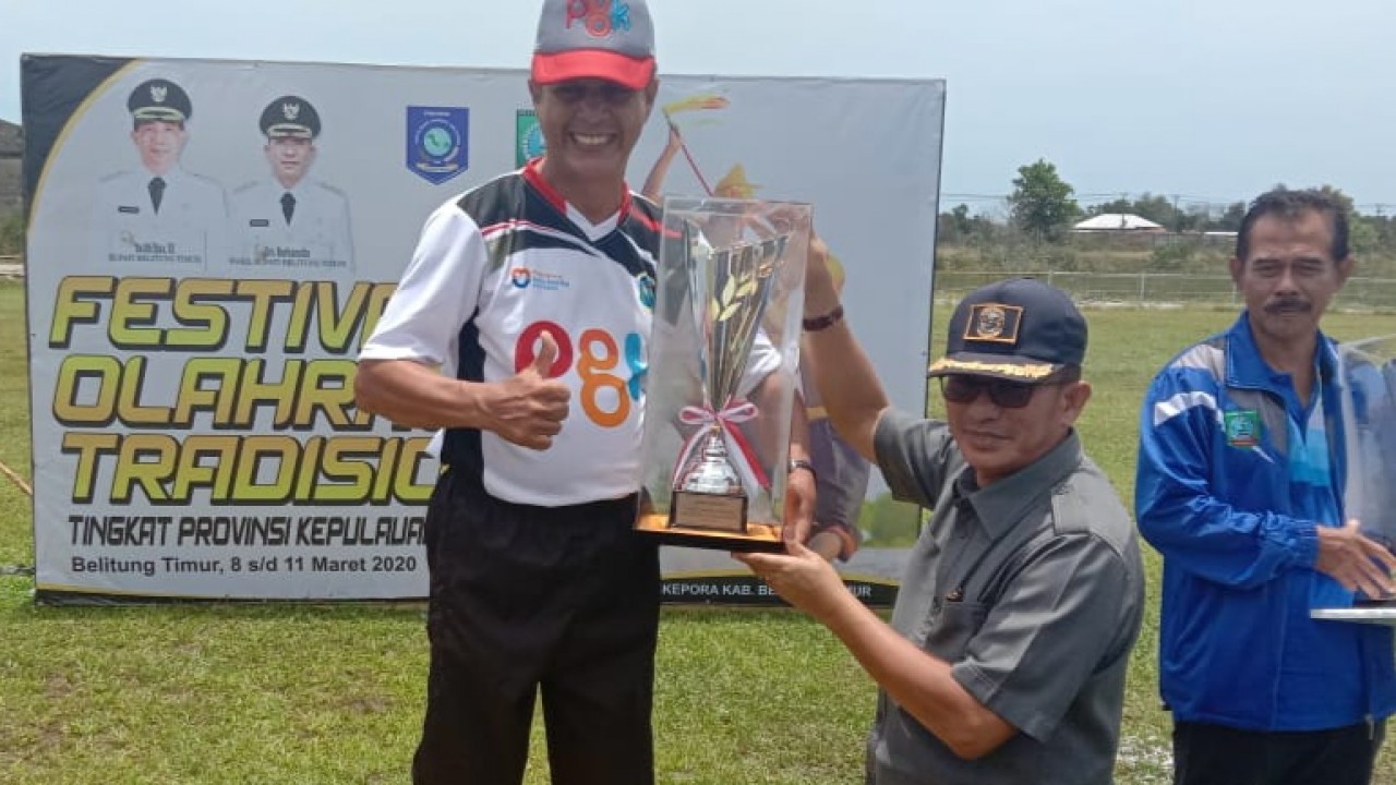 Kabid Pemuda dan Olahraga Dinas Pariwisata Pangkalpinang, Korahim saat terima piala