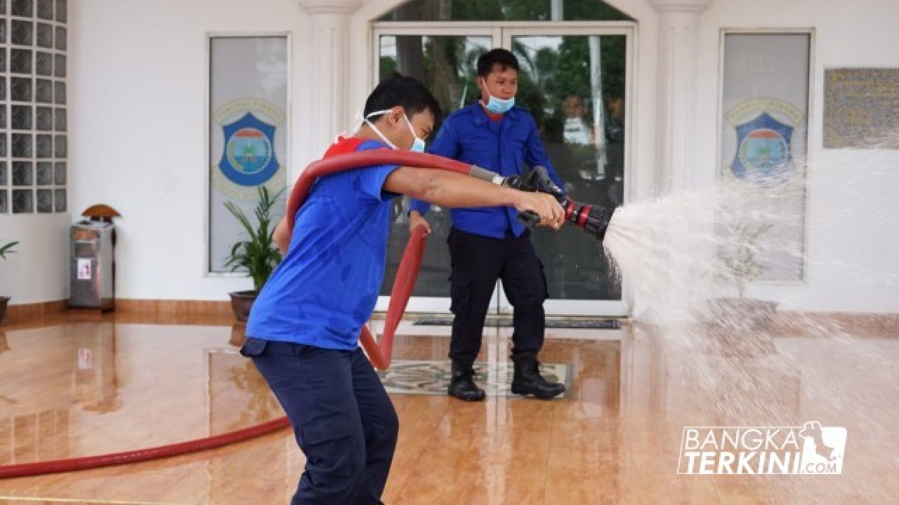 Cegah Corona, Pol PP Pangkalpinang Semprotkan Desinfektan di Kantor Walikota Pangkalpinang