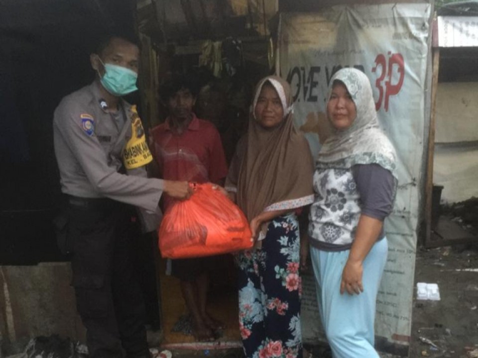Pembagian Sembako kepada warga Kelurahan Bacang dari Polsek Bukit Intan melalui Bhabinkamtibmas Kelurahan Bacang