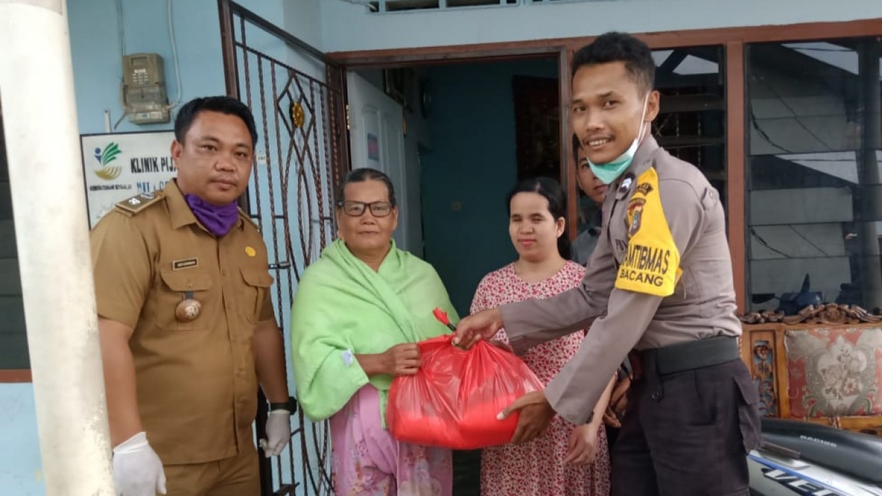 Pembagian Sembako kepada warga Kelurahan Bacang dari Polsek Bukit Intan melalui Bhabinkamtibmas Kelurahan Bacang
