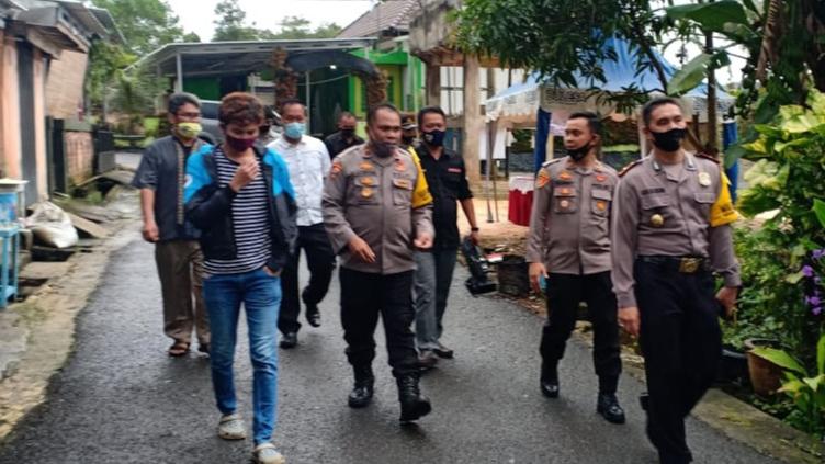 Kabag Ops Polresta Pangkalpinang saat mengunjungi Perumahan Bukit Gelase Asri