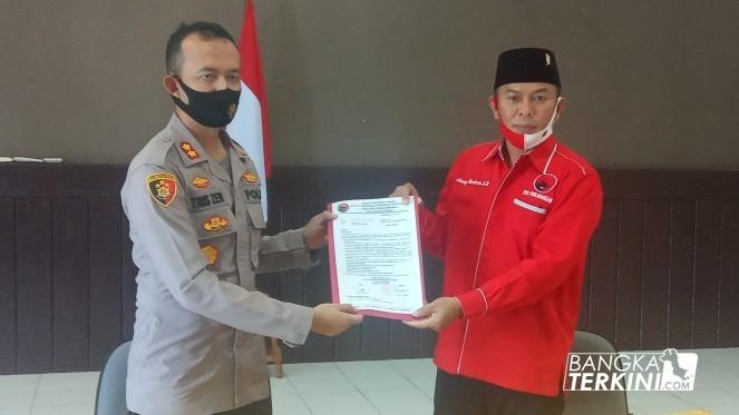 Ketua DPC PDI Perjuangan Pangkalpinang, Abang Hertza saat berikan surat pernyataan penyampaian dukungan ke Kapolres Pangkalpinang AKBP Tris Lesmana Zeviansyah