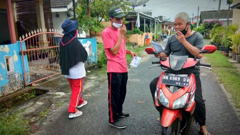 Mahasiswa KKN UBB sebar brosur jaga pola hidup sehat