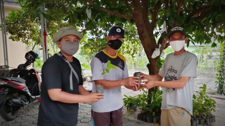 Peduli lingkungan serta bentuk penataan dan penghijauan Desa, mahasiswa KKN PPM Ristek UBB  bagikan 2000 bibit kepada warga Desa karya makmur, Pemali Kabupaten Bangka, Selasa (11/08/2020). 