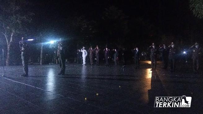 Upacara dan Renungan Suci dalam rangka HUT RI di Taman Makam Pahlawan Nasional Pawitrlaya Prov. Kep. Bangka Belitung, Senin (17/08/2020) dinihari