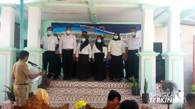 BANGKA TERKINI - PANGKALPINANG --- Pengurus Rukun Warga (RW) dan Rukun Tetangga (RT) Kelurahan Sinar Bulan, Kecamatan Bukit Intan resmi dilantik oleh Walikota Pangkalpinang, Maulan Aklil, Selasa (17/11/2020).