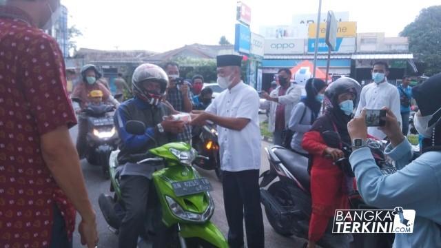 Bupati Serta Wabup Bangka Tengah, Ikut Bagi Takjil Dari KNPI dan Komunitas Sekapot Ancop