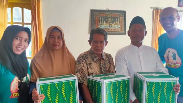 Dimas beserta istri saat bagikan sembako di Desa Kerakas Bangka Tengah, melalui program DM#27 Berbagi