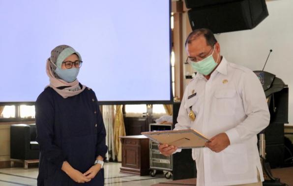 Pemberian piagam penghargaan dari SMSI Pusat kepada Gubernur Babel kemudian diberikan Gubernur ke Ketua SMSI Babel.