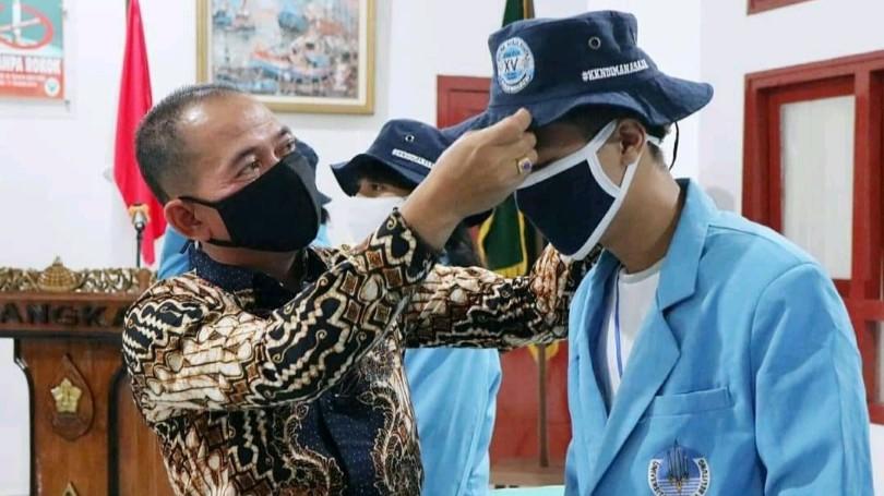 Bupati Bangka, Mulkan saat pemasangan Topi secara simbolis telah menerima mahasiswa KKN UBB