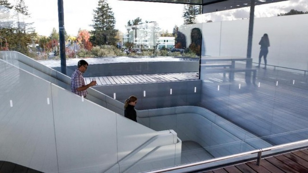 Apple mengundang masyarakat sekitar untuk merasakan pengalaman toko baru, sekaligus menjajal produk-produk mereka. (AFP PHOTO / Amy Osborne)