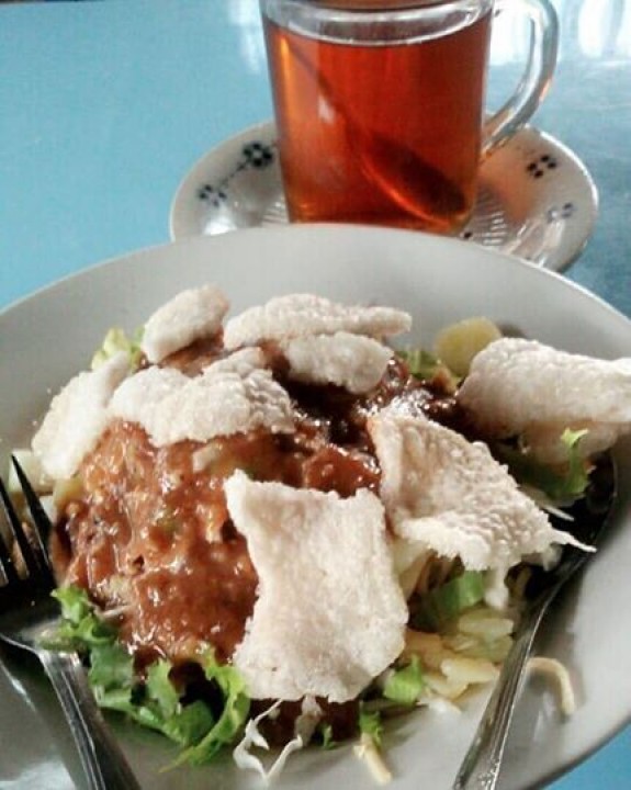 Selada kuah kacang makanan khas pangkalpinang