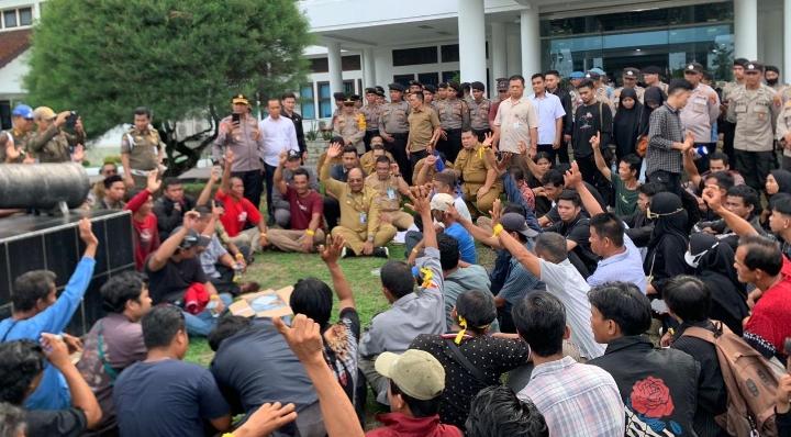 Pj Gubernur Babel Terima Ratusan Pendemo Sambil Lesehan