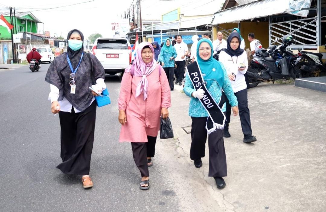 Pj Ketua TP PKK Pangkalpinang Jemput Bola, Sweeping PIN Polio 2 ke Rumah Warga