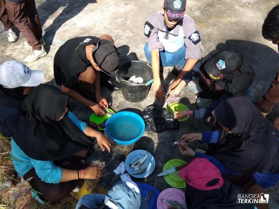 Instrukur SAKA Bahari Kota Pangkalpinang memberikan pengarahan tentang pengelolahan hasi tangkapan kepada para anggota