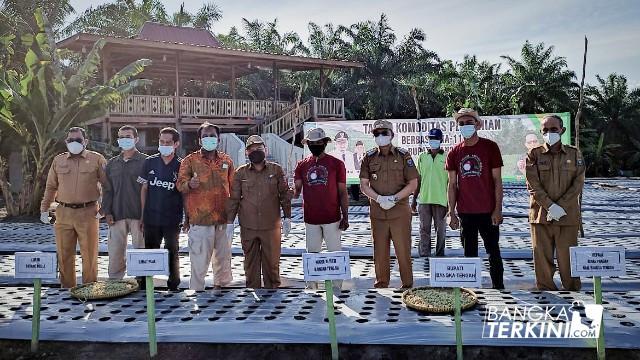Dinas Pertanian Bangka Tengah bersama Bupati Bangka Tengah melakukan Penanaman Komoditi Bawang Merah serta memberikan bantuan Produk MA 11 di Lahan milik Aries Hendrata bertempat di Samping Gor Stadion Bangka tengah Senin, (09/08/2021).