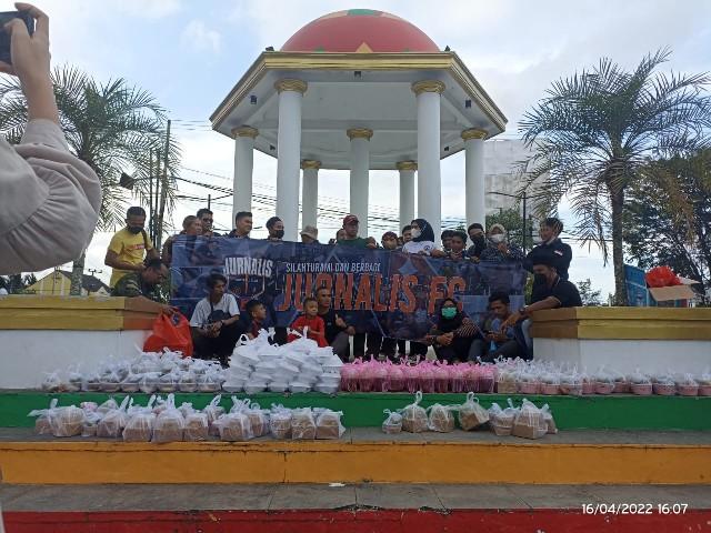 Puluhan Jurnalis Babel Berbagi Takjil Di Bulan Ramadhan