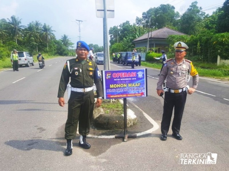 Petugas gabungan dari Subdenpom II/4-2 Bangka, Satlantas Polresta Pangkalpinang dan Dishub Kota Pangkalpinang gelar razia atau operasi patuh, di Jalan Koba KM 8 Pangkalan Baru Bangka Tengah, Senin (30/04/2018).