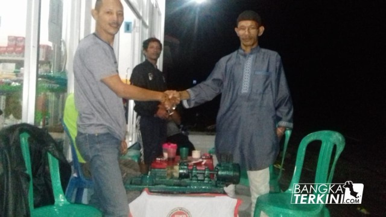 JPKPemerintah Babel, serahkan Mesin Bubut Mini buatan sendiri kepada Direktur BUMDesa Tinji Maras, Sabtu (23/02/2019).