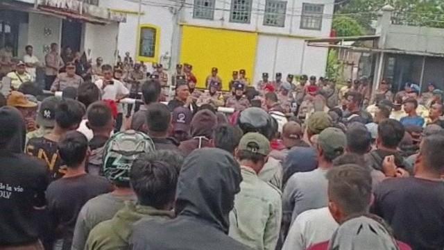 Ratusan Penambang Rakyat Gelar Aksi di Kantor PT Timah Belinyu, Tuntut Harga Sesuai Standar Dunia