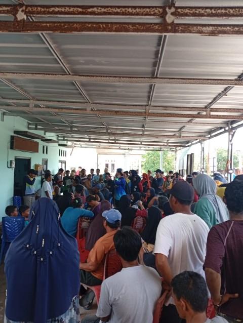 Batu Beriga, BANGKATERKINI - Ratusan masyarakat Desa Batu Beriga mendatangi kantor desa pada Rabu (10/9/2025) sebagai bentuk kekecewaan terhadap Direktur BUMDes Batu Beriga yang terlibat dalam aksi aliansi penambang rakyat di DPRD Provinsi Kepulauan Bangka Belitung. Aksi tersebut dinilai bertentangan dengan sikap masyarakat yang sejak lama menolak rencana penambangan laut Beriga.