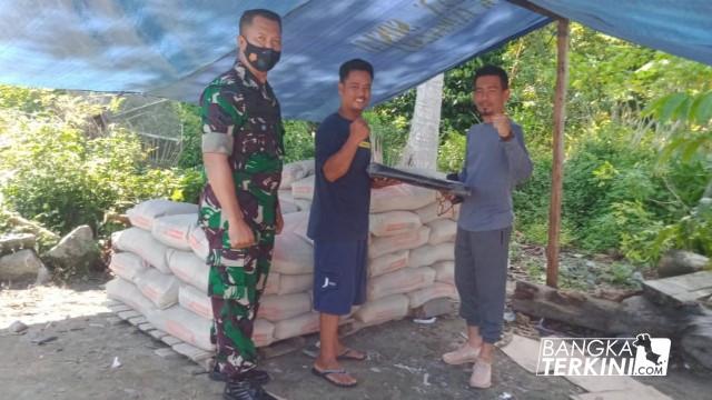 Rumahnya Hangus Terbakar, Warga dan Babinsa Desa Lubuk Pabrik Bantu 50 Sak Semen Untuk Medi