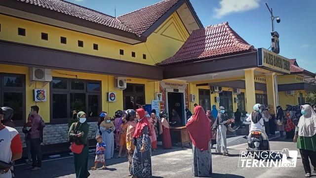 Salah Jadwal, Puluhan warga Koba 'Kecewa' Saat Antri Minyak Goreng di Mapolres Bangka Tengah