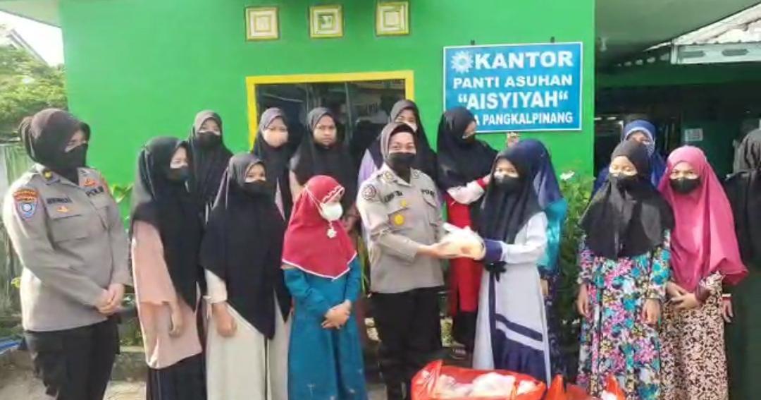 Saling Berbagi Di bulan Ramadhan, Polwan Polda Babel Bagikan Takjil Ke Jalanan Dan Panti Asuhan