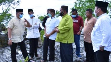 Gubernur Provinsi Kepulauan Bangka Belitung (Babel) Erzaldi Rosman berikan arahan kepada Pengelola Hutan Kemasyarakatan (HKm) Kelompok Sadar Wisata (Pokdarwis) Mercusuar Desa Batu Betumpang, Kecamatan Pulau Besar, Kabupaten Bangka Selatan (Basel), Jumat (15/01/2021).