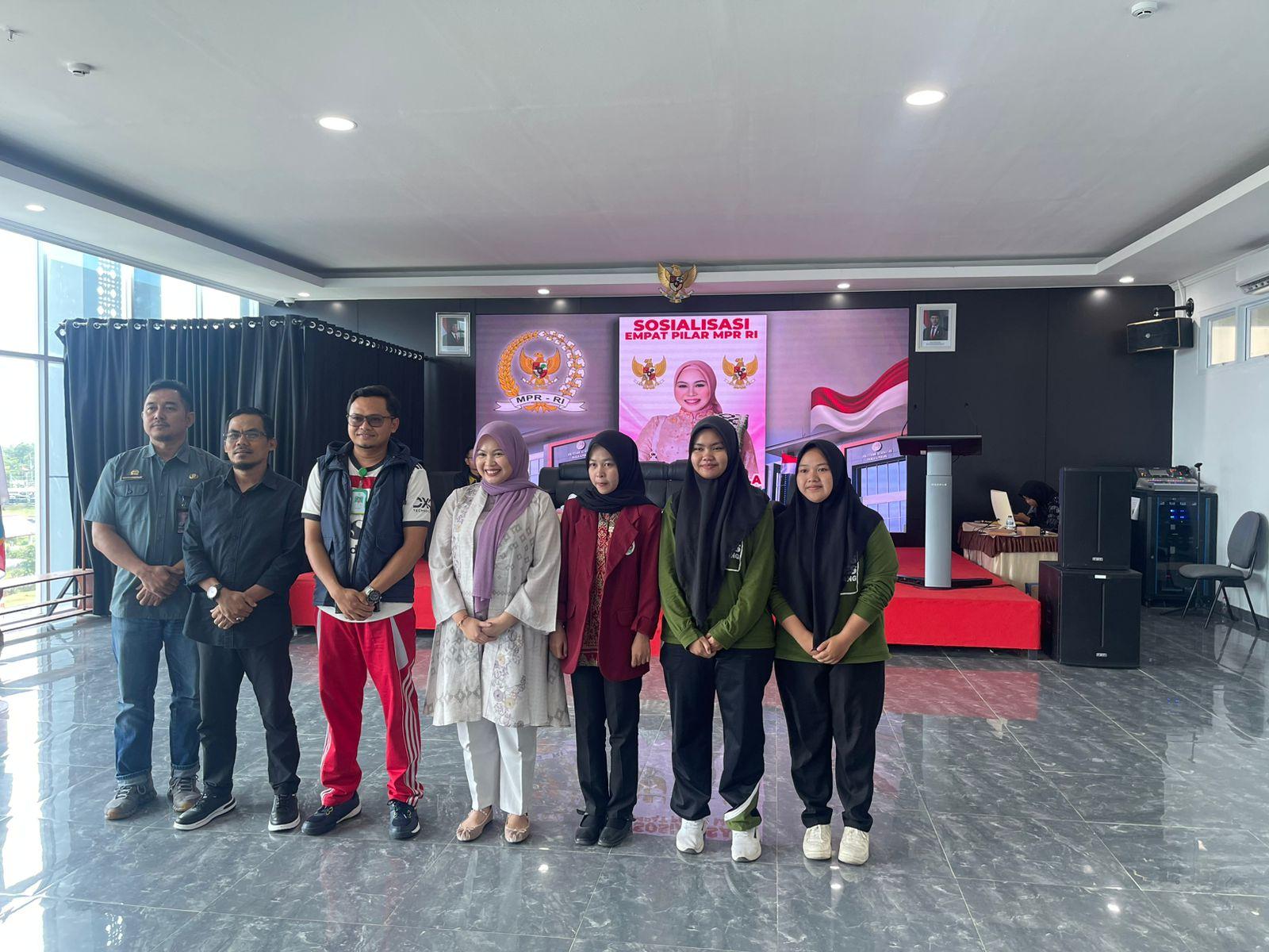 PANGKALPINANG, BANGKATERKINI - Senator atau Anggota DPD RI Dapil Provinsi Kepulauan Bangka Belitung, Dinda Rembulan, B.A, sambangi Politeknik Kesehatan Pangkalpinang yang berlokasi di Kawasan Komplek Perkantoran Gubernur Babel, Jumat (12/09/2025).