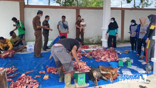 Dalam rangka menyambut hari Bhakti Adhayaksa ke 61 dan momentum hari raya Idul Adha, Kejari Bangka Tengah bagikan daging kurban ke masyarakat dan para penyapu jalan di sekitaran Kota Koba, Kamis (22/07/2021).