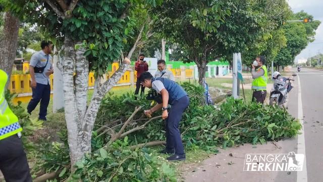 Satlantas Bangka Tengah bersama Dishub Bangka Tengah Lakukan Pembersihan Plang Lalu Lintas