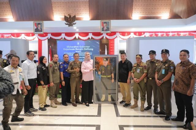 Satpol PP Beri Kejutan Ultah ke-62 Gubernur Babel dengan Karikatur Unik