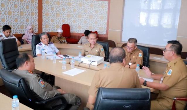 Sekda Mie Go Pimpin Rapat Penataan Pasar Kampung Melayu