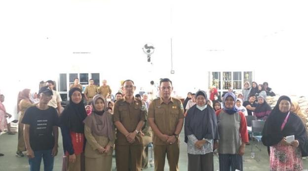 Sekda Mie Go Salurkan Beras Cadangan Pangan Pemerintah Tahap II di Gerunggang