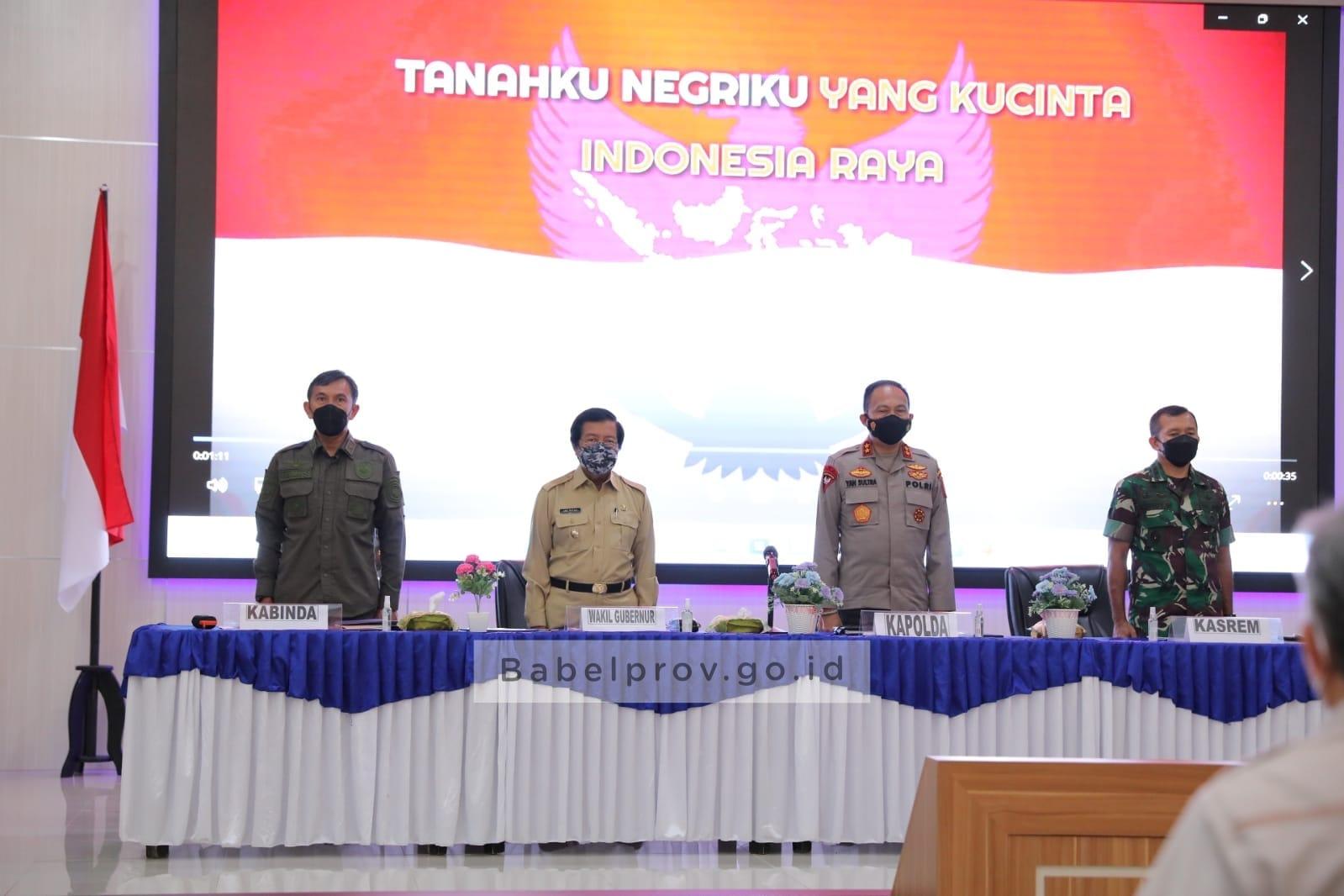Selama Bulan Ramadan, Masyarakat Tetap Bisa Vaksin PANGKALPINANG - Kepolisian Daerah Provinsi Kepulauan Bangka Belitung (Polda Babel) mengelar Rapat Koordinasi bersama Forkopimda terkait Pelaksanaan Operasi Aman Nusa II Menumbing Tahap 2 Tahun 2022 bertempat di Gedung Tribrata Polda Selasa (05/04/22). Digelarnya kegiatan ini dikarenakan adanya keterlambatan kegiatan vaksinasi Covid - 19. Untuk itu, Kapolda Babel Irjen Pol Drs. Yan Sultra Indrajaya SH mengatakan dalam rapat ini akan dibahas percepatan vaksinasi Covid -19 di Babel selama Bulan Ramadan 1443 H. "Satu bulan terakhir ini vaksinasi Covid - 19 mengalami keterlambatan dalam jumlah capaian dimana kita berada di peringkat ke 10, untuk dosis 1 masih 95,59 persen, dan peringkat 8 untuk dosis 2, jumlah capaian 80,49 persen dari seluruh provinsi di Indonesia, " ujar Kapolda. Atas hal tersebut, Kapolda mengajak seluruh peserta rapat agar dapat mencari solusi, supaya kegiatan vaksinasi di setiap Kabupaten/Kota di Babel dapat di maksimalkan, sehingga capaian vaksinasi menjelang Hari Raya 1443 H mencapai target 100 persen. Lebih lanjut di jelaskan Kapolda, saat ini vaksinasi Covid -19 dosis 3 akan di laksanakan, dan ditargetkan bisa mencapai 30 persen hingga bulan Juli mendatang. "Saya minta kepada Kabupaten Bangka Barat dan Kabupaten Belitung target vaksinasi untuk lansia harus ditingkatkan, untuk itu harus di lakukan kerjasama dengan segenap komponen masyarakat, karena ini target pemerintah, sehingga kita harus mendukungnya. "Pelaksanaan Operasi Aman Nusa II Menumbing Tahap 2 Tahun 2022 ini akan berlangsung selama 12 hari untuk mempercepat pencapaian vaksinasi, karena vaksinasi kita ada keterlambatan. Keterlambatan ini banyak faktor, karena saat ini bulan puasa, maka untuk _stakeholder_ kita koordinasikan dulu bagaimana melaksanakan vaksinasi di Bulan Ramadan, sehingga MUI bisa menjelaskannya aturan vaksin di bulan puasa ini. Dengan harapan vaksinasi ini tetap jalan dalam rangka menjaga kesehatan masyarakat bisa terjamin sehingga pulang mudik lebaran berjalan lancar dan aman, " tegasnya. Sementara Wagub Abdul Fatah mengucapkan terimakasih kepada Polda Babel dan Forkopimda atas terselenggaranya kegiatan ini dalam rangka untuk percepatan vaksinasi di Babel dengan harapan wabah Covid -19 cepat berakhir. "Ini gerakan bersama antar pemerintah dengan Forkopimda Babel di dalam memutuskan mata rantai penyebaran virus Covid -19, kita berkeinginan vaksinasi di Babel dapat di tuntaskan walau di Bulan Ramadan. Oleh sebab itu Ketua MUI akan menjelaskan terkait vaksinasi di bulan puasa agar tidak batal puasanya, "ujar wagub. Sementara Ketua MUI Babel Dr. Sayadi mendukung kegiatan percepatan vaksinasi ini walau di bulan puasa dengan syarat disuntik pada otot seseorang. "Selama disuntikkan di otot, seperti di lengan, di kaki bukan di lubang asal seperti mulut, di suntik di bagian belakang kita dekat dubur itu tidak boleh, " ujar Ketua MUI Babel. Walaupun demikian MUI merekomendasikan seharusnya vaksinasi dilaksanakan di malam hari. Agar kita masyarakat muslim sudah Salat Tarawih, karena dikhawatirkan jika divaksin saat bulan puasa keadaan tubuh seseorang dalam keadaan lemah. Ketua MUI Babel menghimbau kepada masyarakat, kalau ingin sehat bukan untuk diri sendiri tetapi untuk orang banyak, maka dirinya meminta kepada masyarakat agar melakukan vaksinasi Covid -19. Kegiatan juga dihadiri oleh Kadinkes Pemprov. Babel, Kepala BPBD, Kakanwil Kemenag Babel, Wakapolda Babel, Dir Intelkam Polda Babel, Karo OPS Polda Babel, Kasat. Pol PP Babel, Ketua FKUB, Bupati Kabupaten Bangka, Bupati Kabupaten Bangka Barat dan Bupati Kabupaten Bangka Tengah. Penulis : Hasan. A. M Foto : Saktio Editor : Imelda